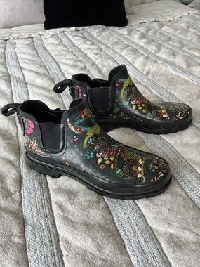 Sakroots Black Floral-Patterned Waterproof Chelsea Rain Boots